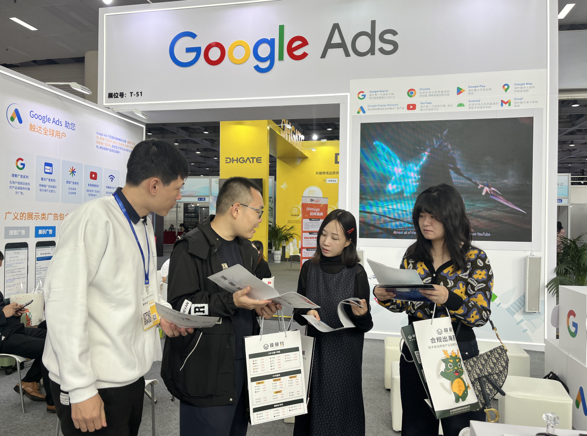 万成云商业务经理和客户交谈