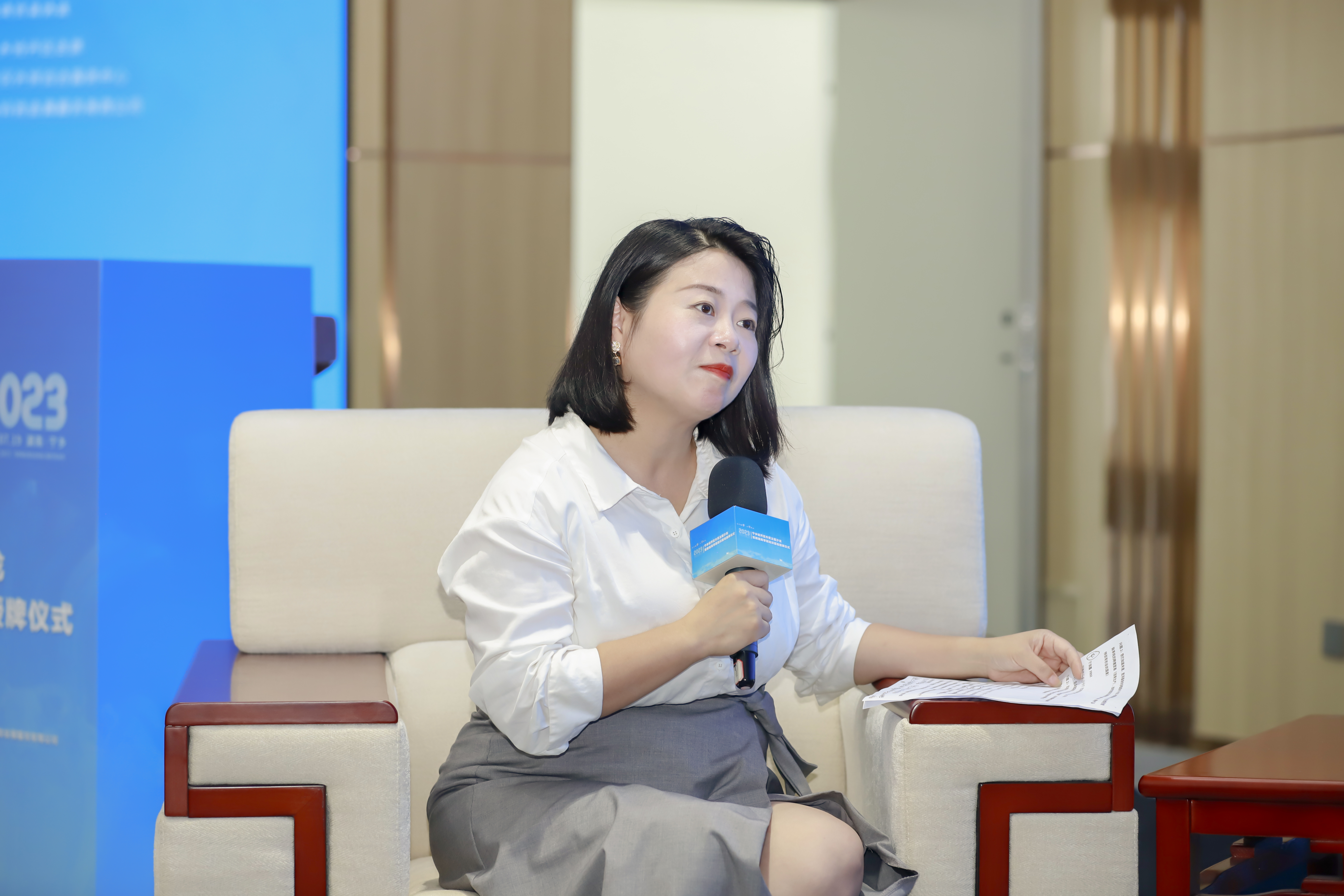 万成云商左总担任圆桌访谈主持人