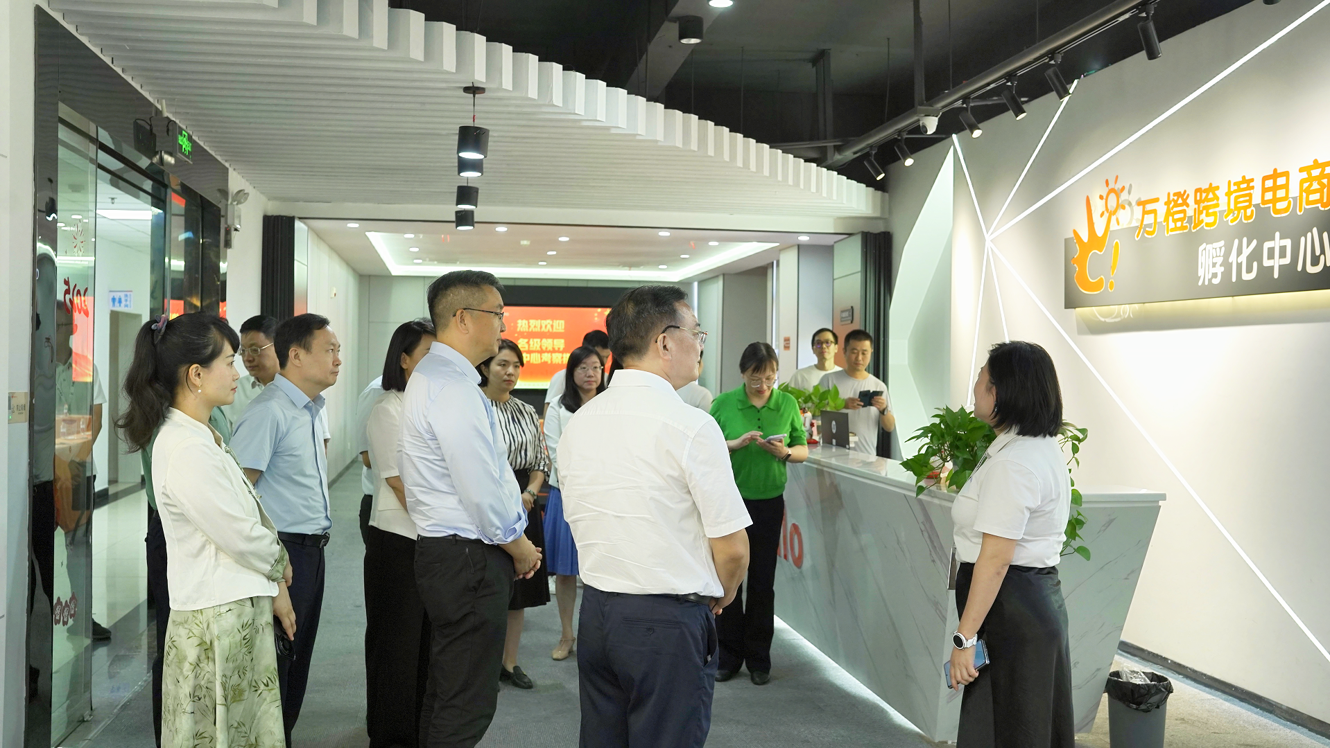 沈裕谋厅长调研万橙跨境电商孵化中心 万成云商专业赋能湖南跨境电商高质量发展