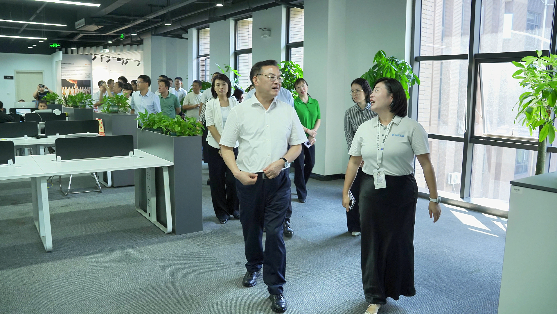 沈裕谋厅长调研孵化中心6