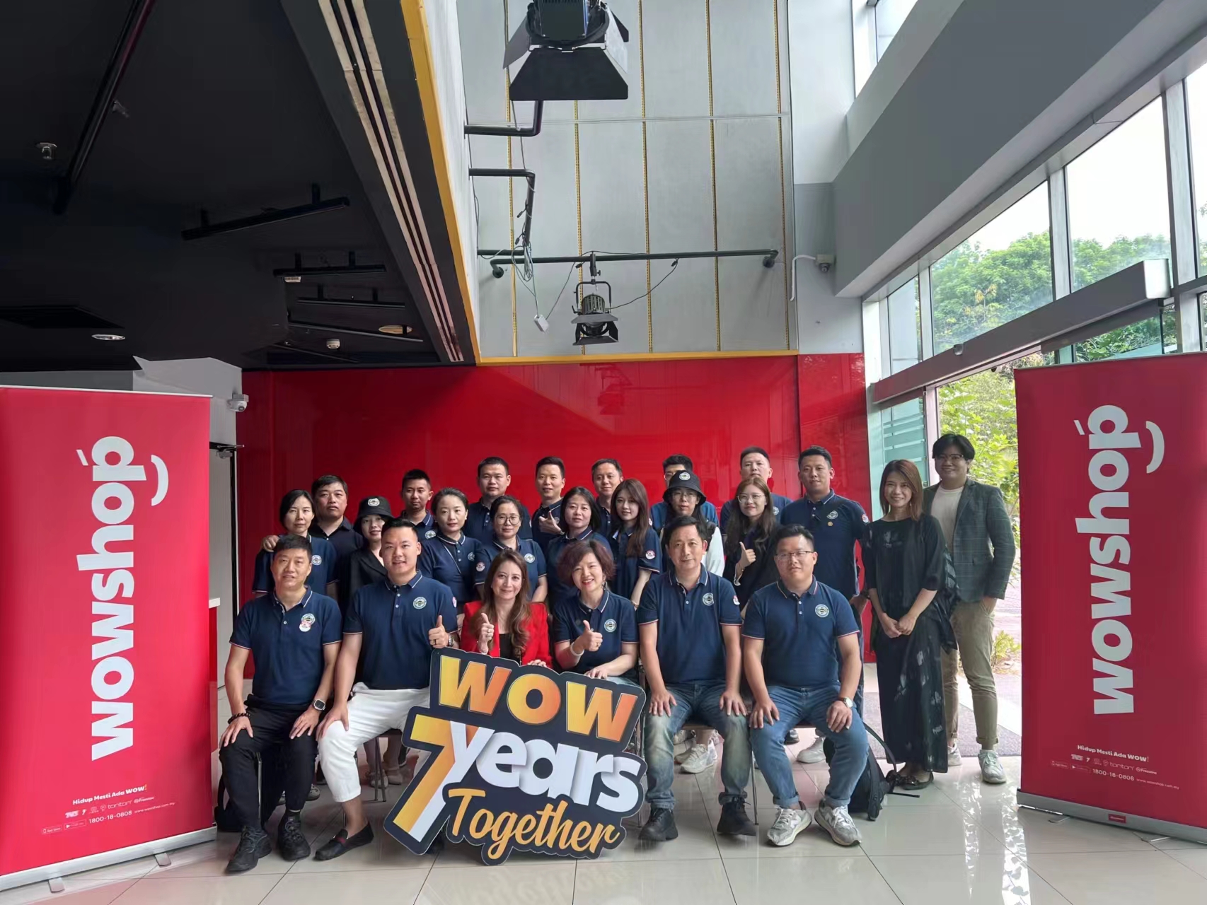 跨境青年考察团在马来西亚集体合影