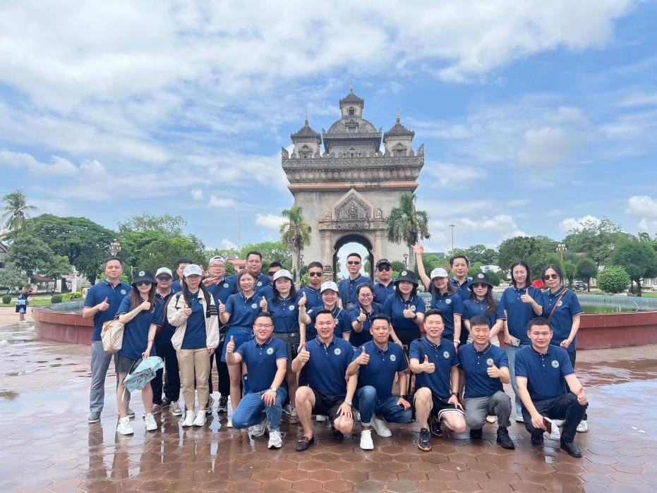 考察团在中老友好广场、凯旋门前合影