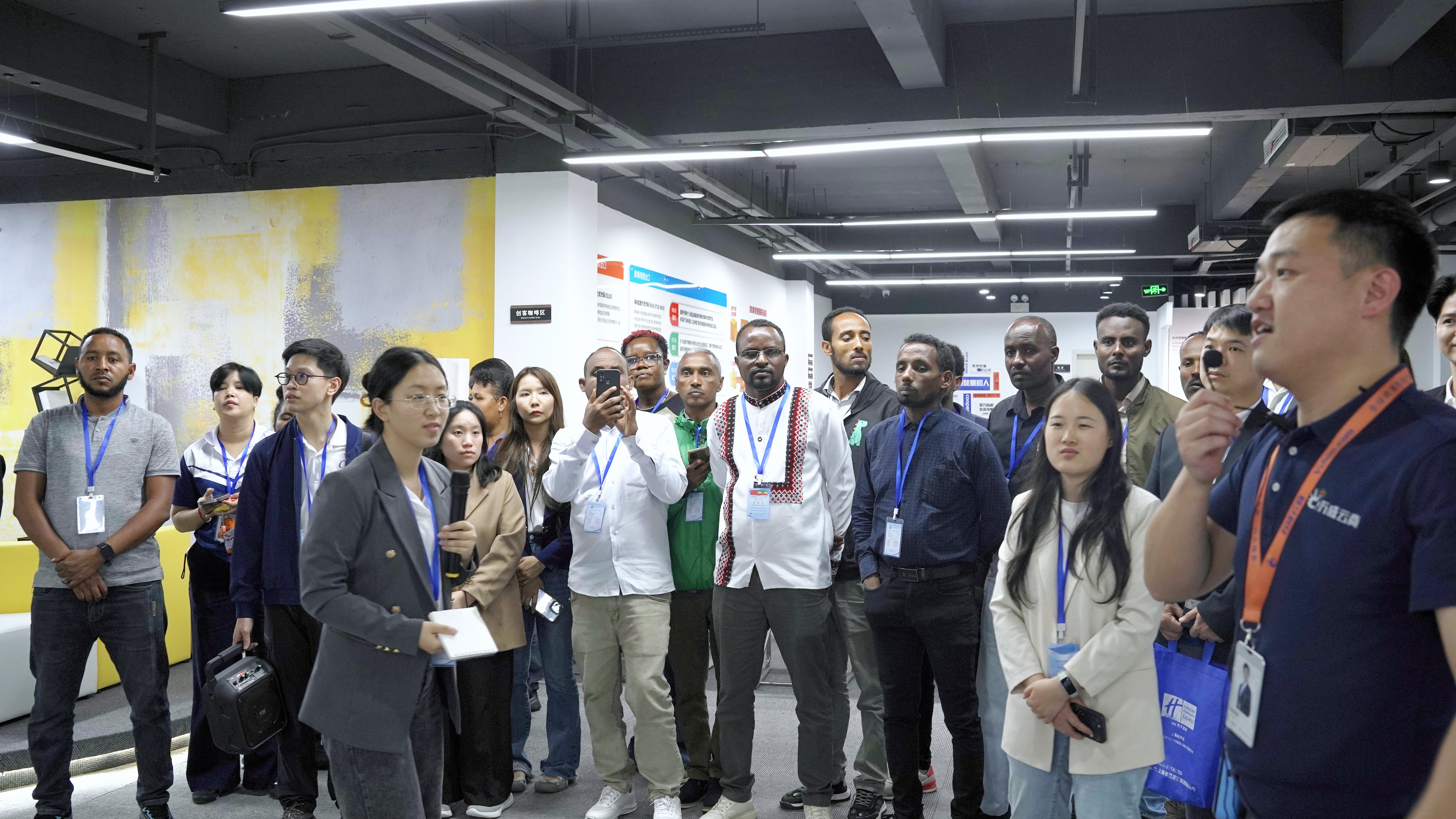 孵化中心邓主任介绍