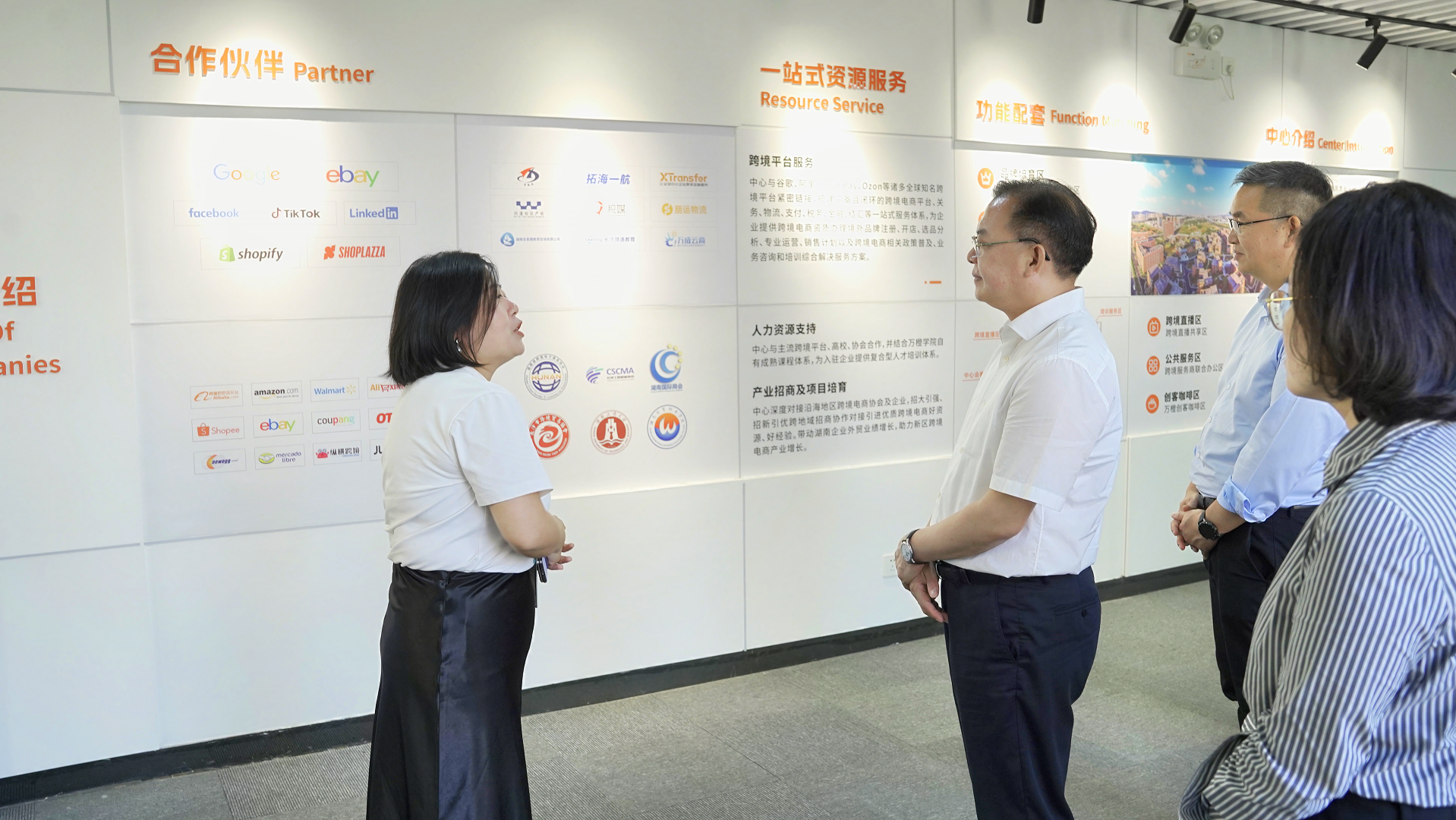 沈裕谋厅长调研孵化中心6