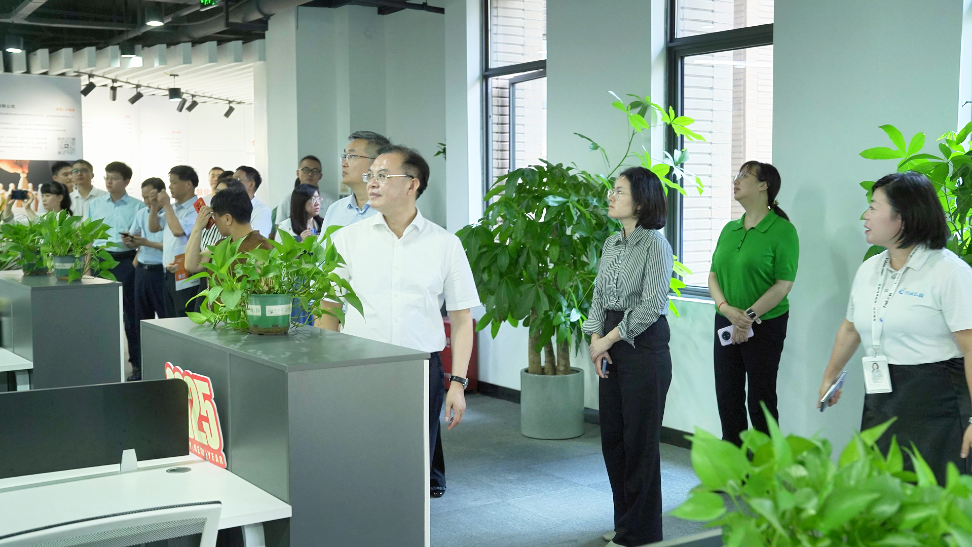 沈裕谋厅长调研孵化中心2