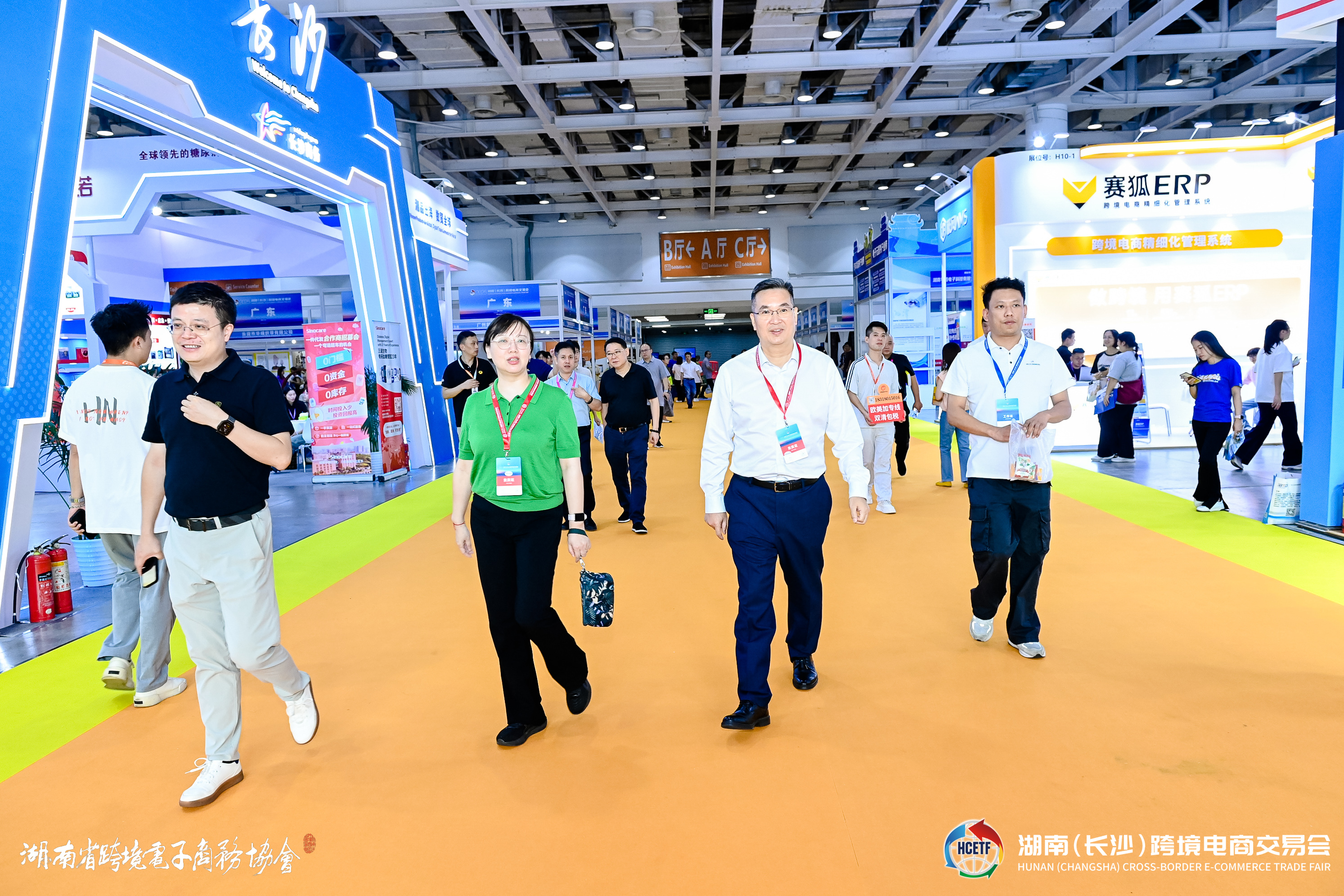 湖南省商务厅邓卫平副厅长亲临万成云商展位参观指导