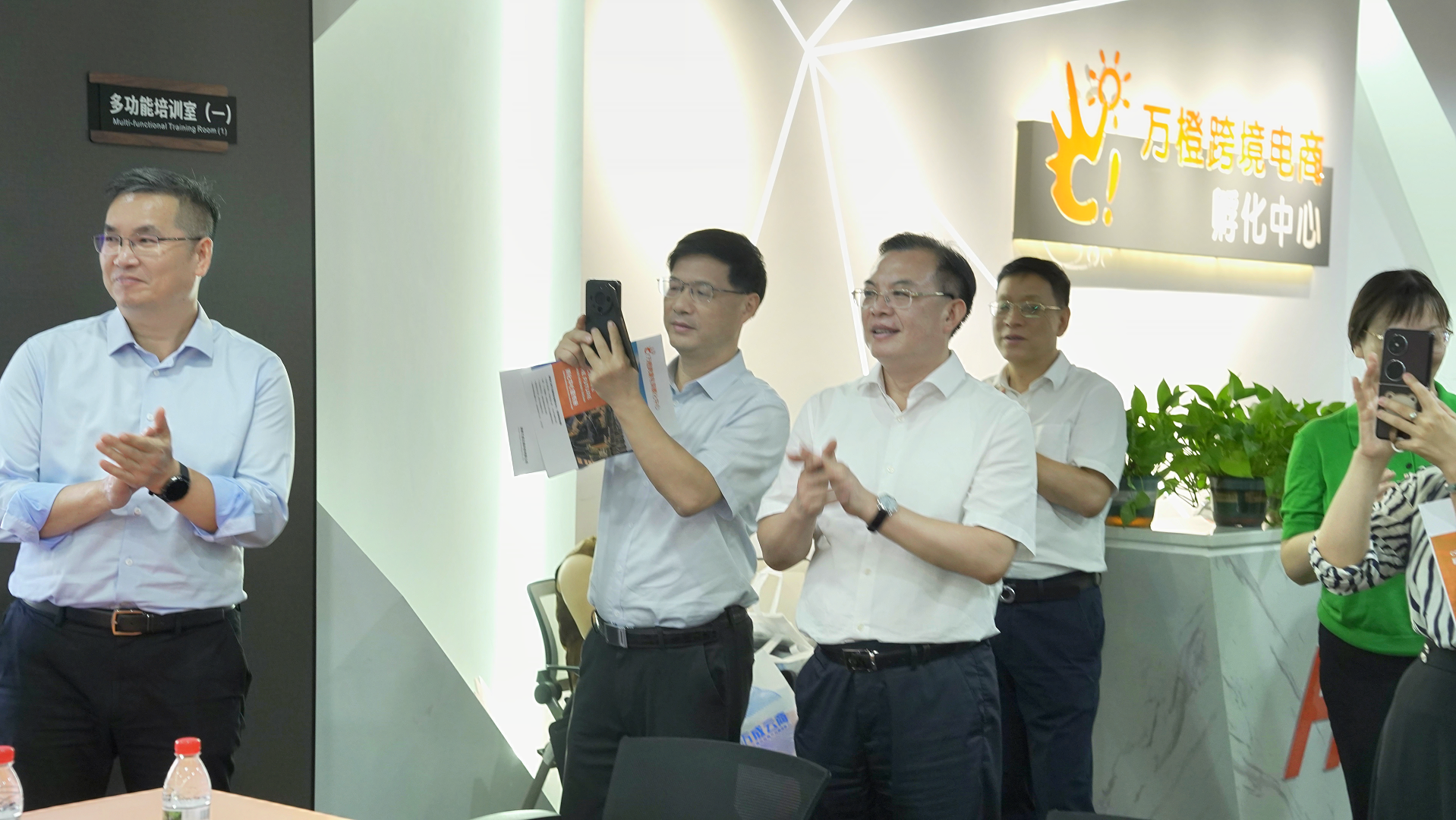 沈裕谋厅长调研孵化中心1