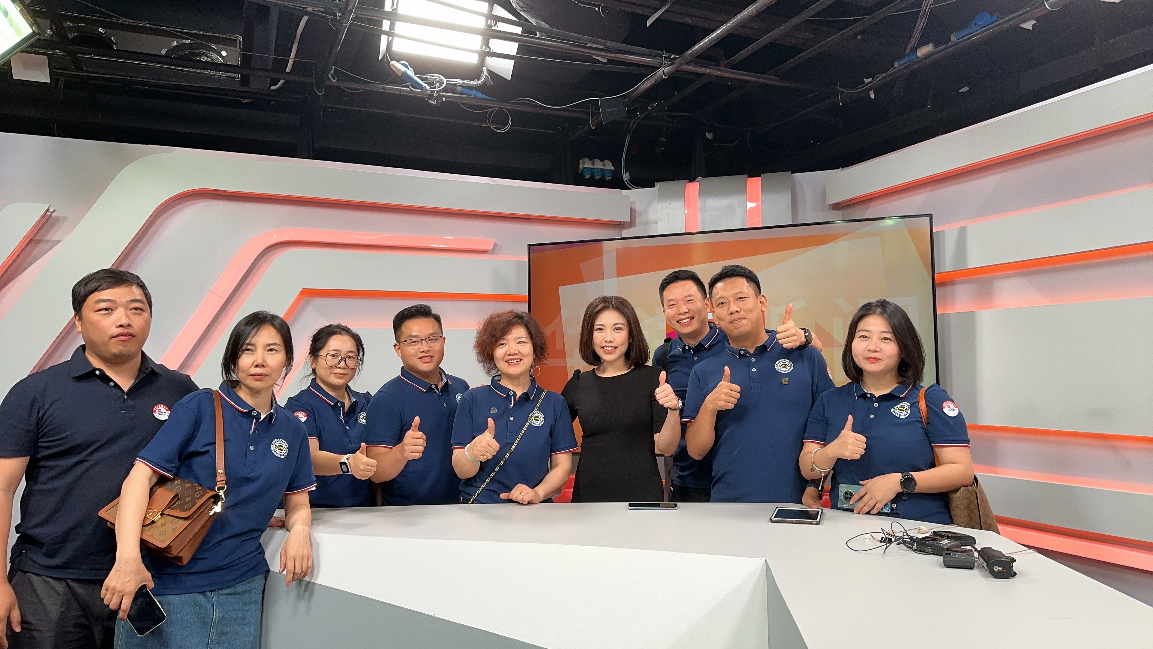 考察团在马来西亚首要媒体(Media Prima)与女主持合影