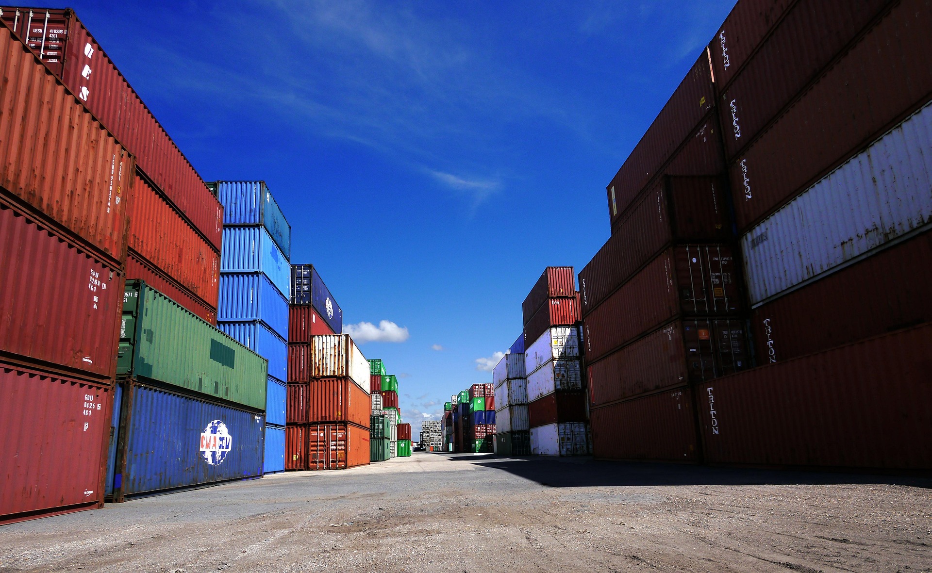 trackmetal-container-3639617_1920.jpg