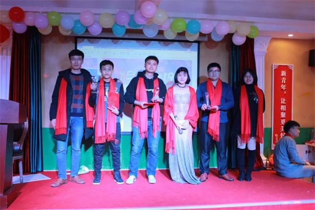 年度最佳新人、突出贡献、年度销冠（左二，左三，右三）